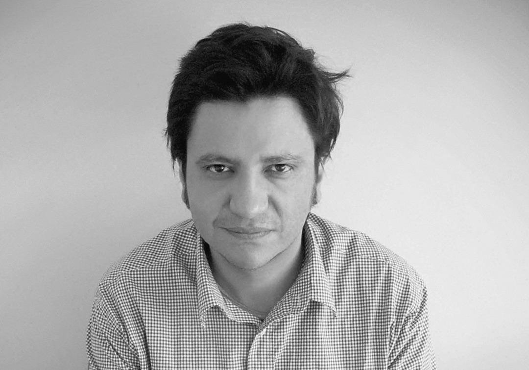 O escritor chileno Alejandro Zambra,referido como uma das vozes mais promissoras em l&iacute;ngua espanhola, teve suas obras traduzidas para vinte idiomas e seus textos foram publicados em prestigiados espa&ccedil;os liter&aacute;rios