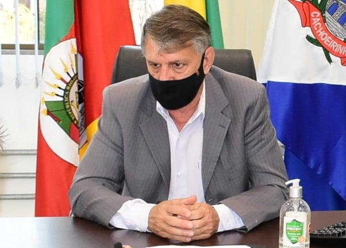 For&ccedil;a tarefa da Prefeitura fez, nesta quinta-feira, o recolhimento de excedentes de lixo nos containers