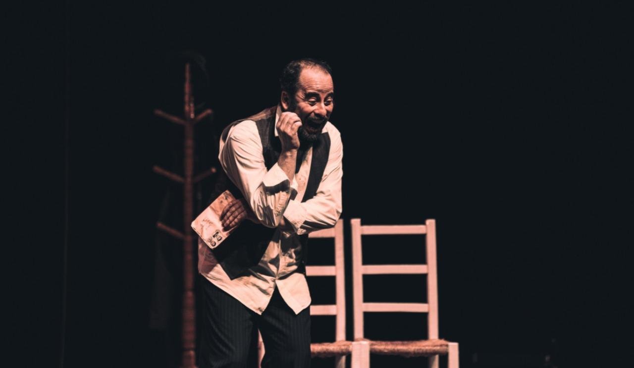 Espet&aacute;culo &eacute; o primeiro solo do artista em formato de stand up comedy, em uma iniciativa da Namaskar Produtora.