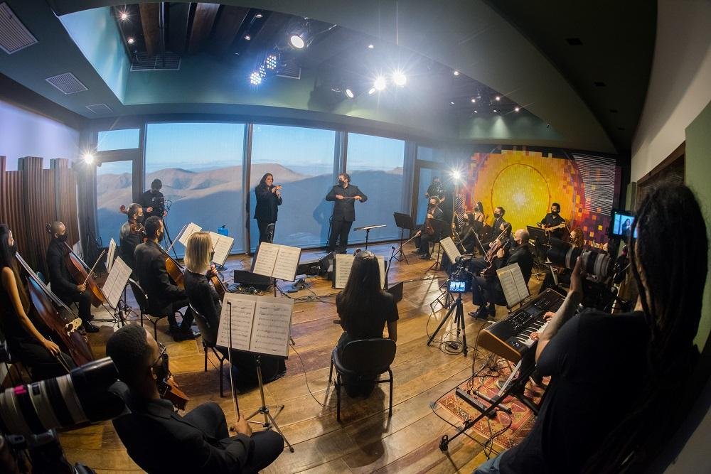 Concerto foi gravado entre as montanhas de Minas, no Est&uacute;dio Sonast&eacute;rio, em Nova Lima. A exibi&ccedil;&atilde;o ser&aacute; &agrave;s 20h30min deste s&aacute;bado, gratuitamente, no Youtube da Orquestra Ouro Preto.