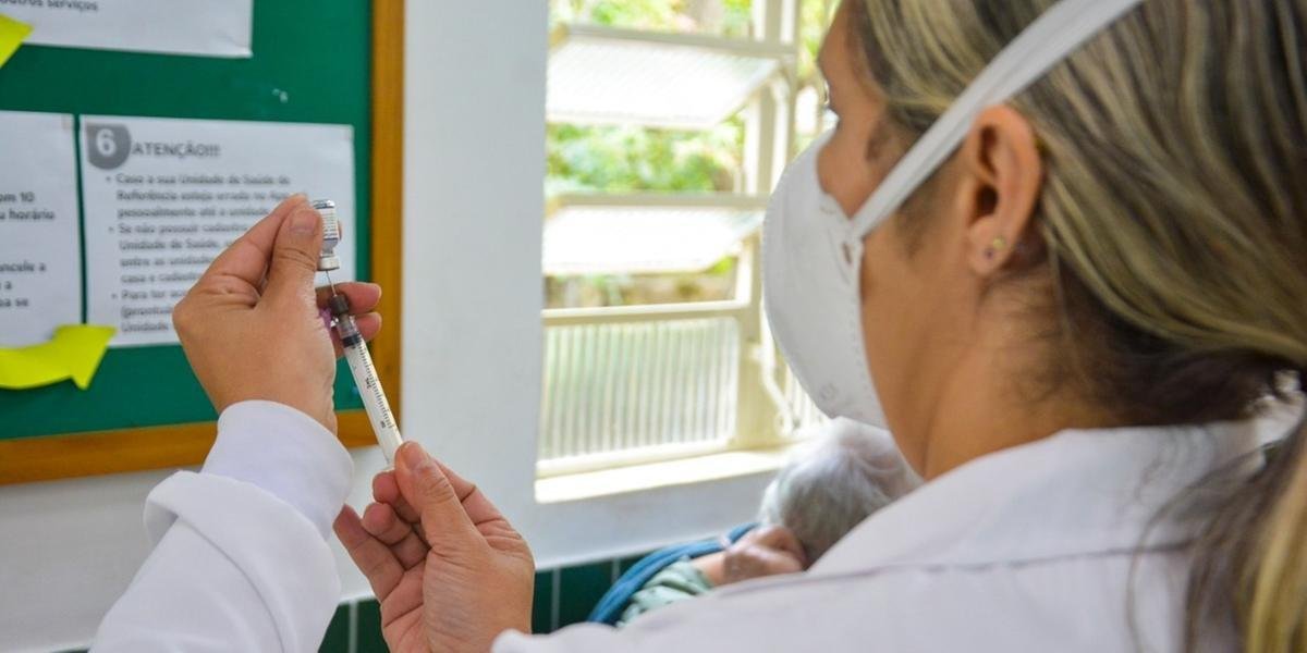 Sa&uacute;de prev&ecirc; aplicar uma dose na popula&ccedil;&atilde;o de at&eacute; 59 anos em 2022