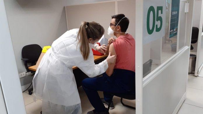 Refor&ccedil;o &eacute; oferecido aos profissionais vacinados at&eacute; 4 de abril