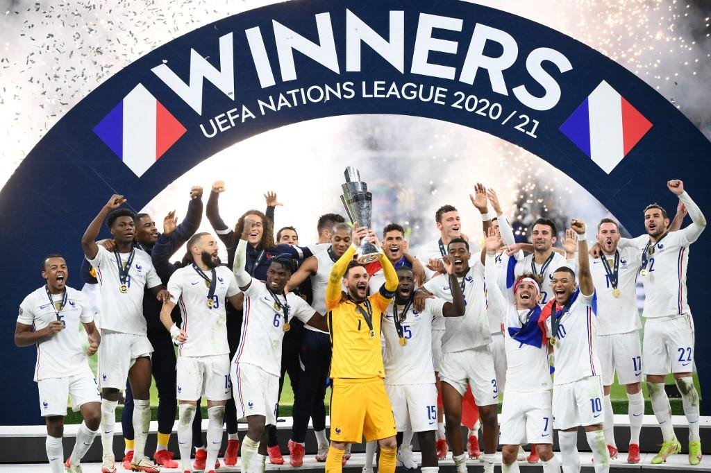 Les Bleus conseguiram recupera&ccedil;&atilde;o para levantar trof&eacute;u