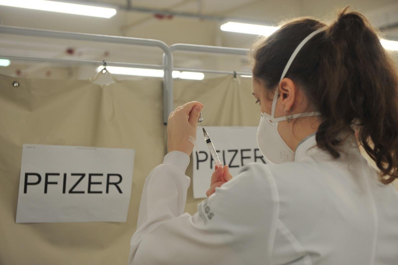 Lote de 133 mil doses da Pfizer, recebido nesta segunda-feira, ser&aacute; somando a cerca de 103 mil doses j&aacute; existente em estoque estadual