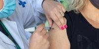 Vacinação contra Covid-19 ocorre na Feira do Livro nesta terça-feira em Canoas