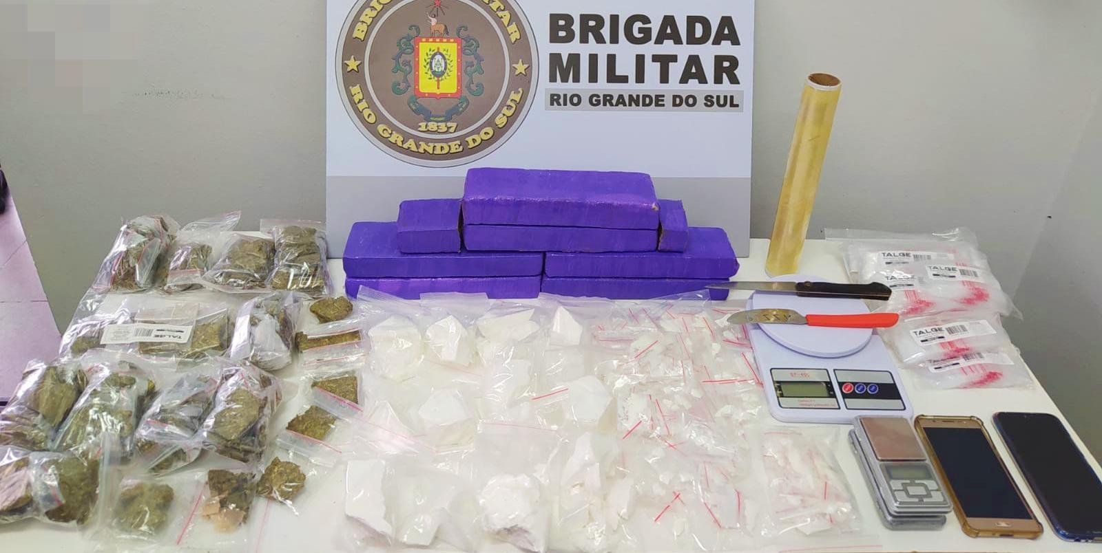 Os policiais militares encontraram ainda balan&ccedil;as de precis&atilde;o, telefones celulares e sacos com z&iacute;per, entre outros