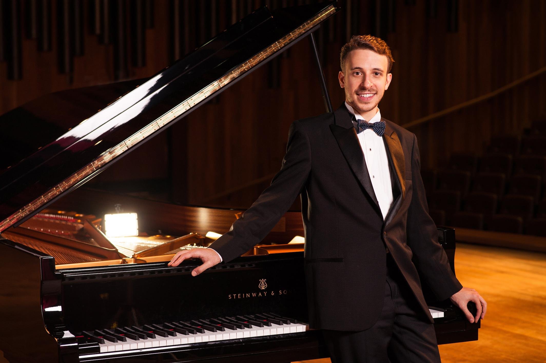 Pianista Pablo Rossi est&aacute; em Porto Alegre