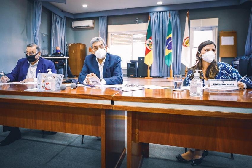 O prefeito Sebasti&atilde;o Melo entre o secret&aacute;rio municipal da Sa&uacute;de, Mauro Sparta, e a secret&aacute;ria adjunta, Ana Carolina Dal Ben, em reuni&atilde;o em abril deste ano