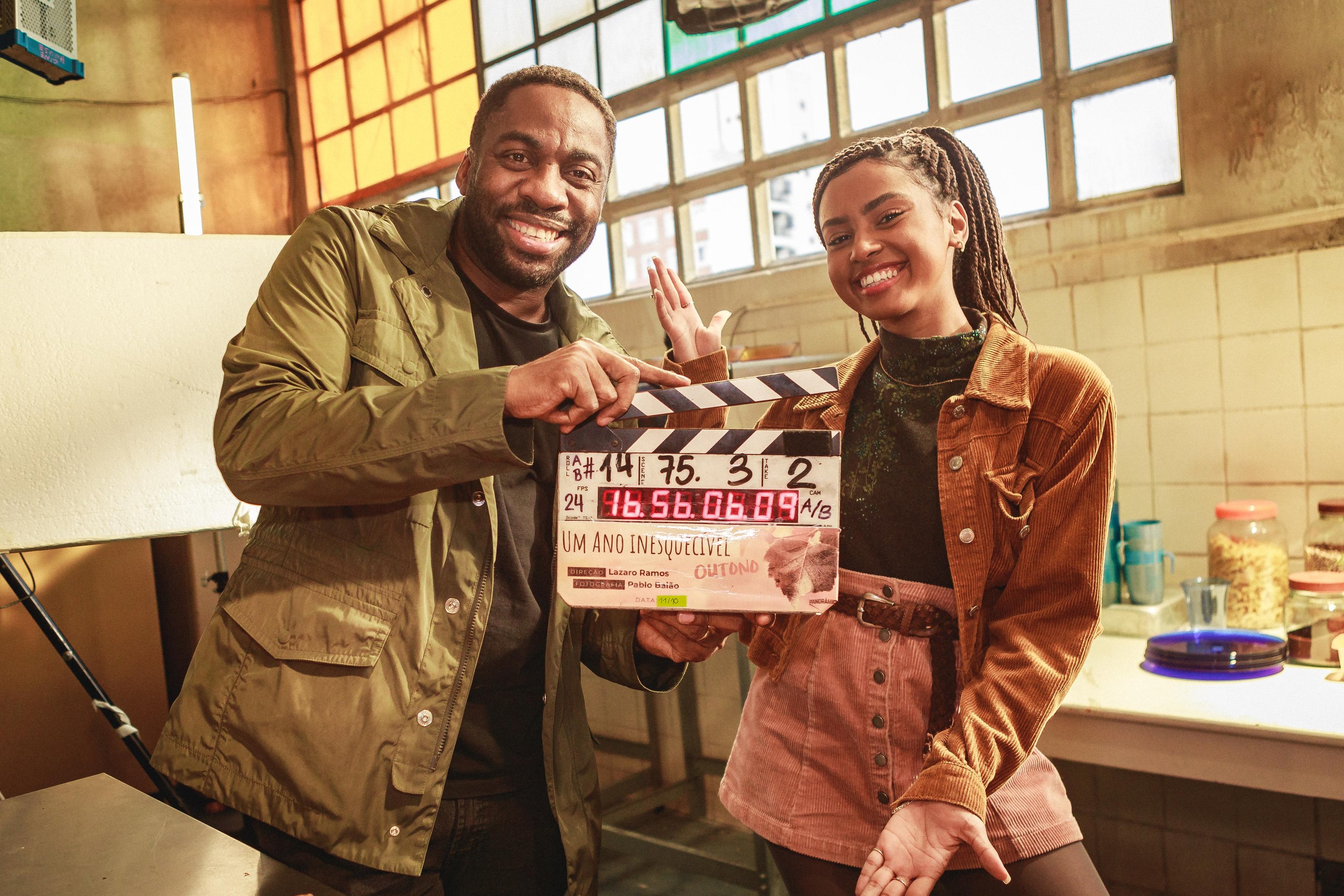 O diretor L&aacute;zaro Ramos e a atriz Gabz no set de "Um Ano Inesquec&iacute;vel - Outono"