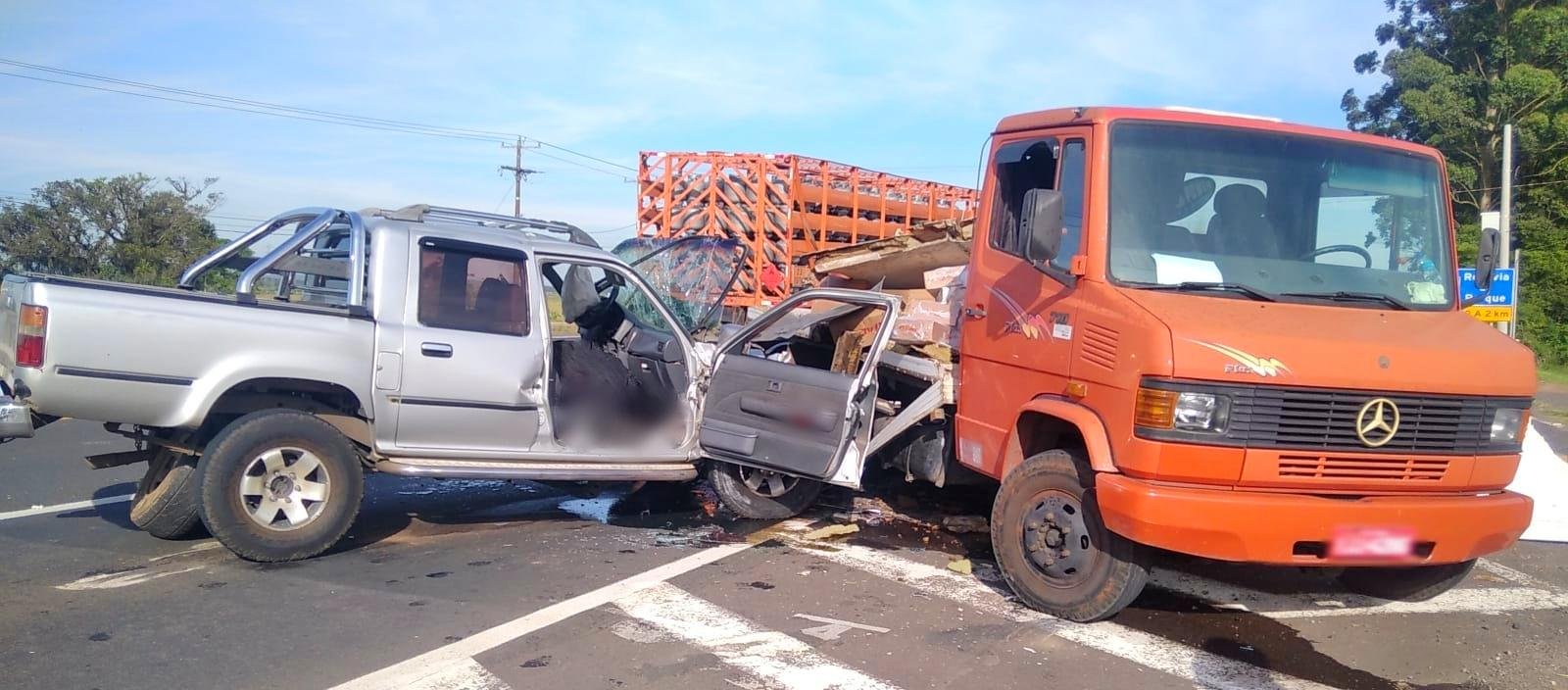 Toyota Hilux e caminh&atilde;o Mercedes-Benz bateram na pista