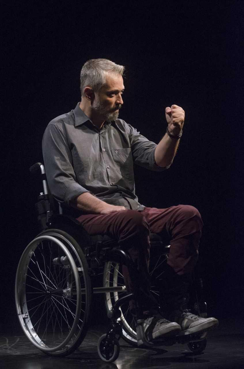 Artista partiu de suas experi&ecirc;ncias e de pessoas que conheceu ap&oacute;s usar cadeira de rodas