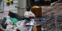 Porto Alegre amanheceu com lixo espalhado nas ruas neste sábado