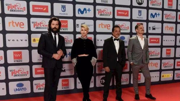 Quando &Aacute;lvaro Morte (E), Rodrigo de la Serna, Enrique Arce e Najwa Nimri, do 'A casa de Papel', passaram pelo tapete vermelho dos Pr&ecirc;mios Platino 2021, as aten&ccedil;&otilde;es se voltaram para eles