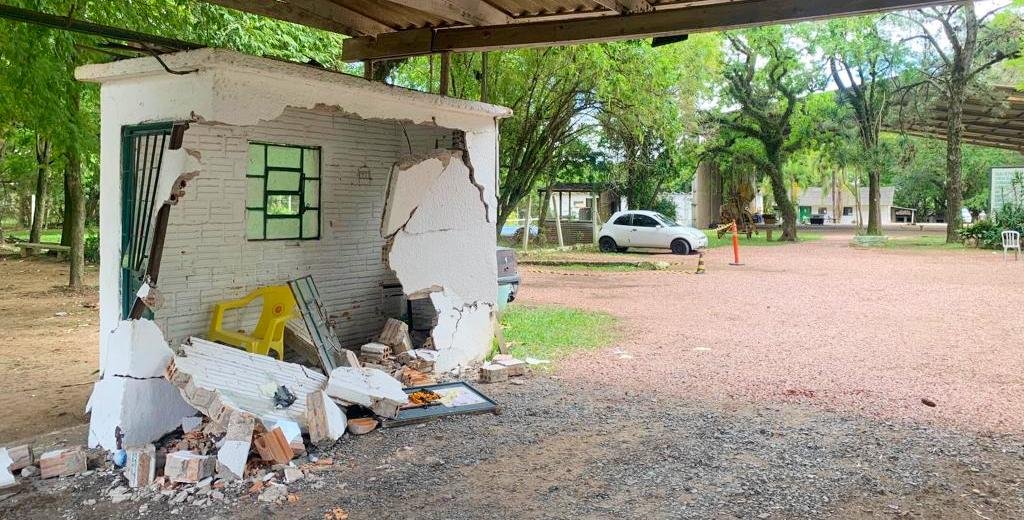 Guarita ficou destru&iacute;da pelo carro desgovernado onde estavam as v&iacute;timas fatais