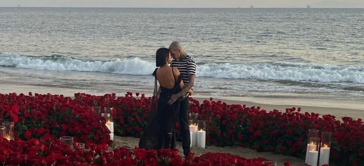 Kourtney Kardashian e Travis Barker est&atilde;o noivos: 'Para sempre'