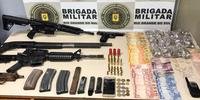 Policiais militares encontraram também drogas, radiocomunicadores, celular e mais de R$ 500,00 em dinheiro