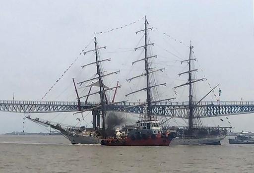 Navio brasileiro se chocou com ponte no Equador