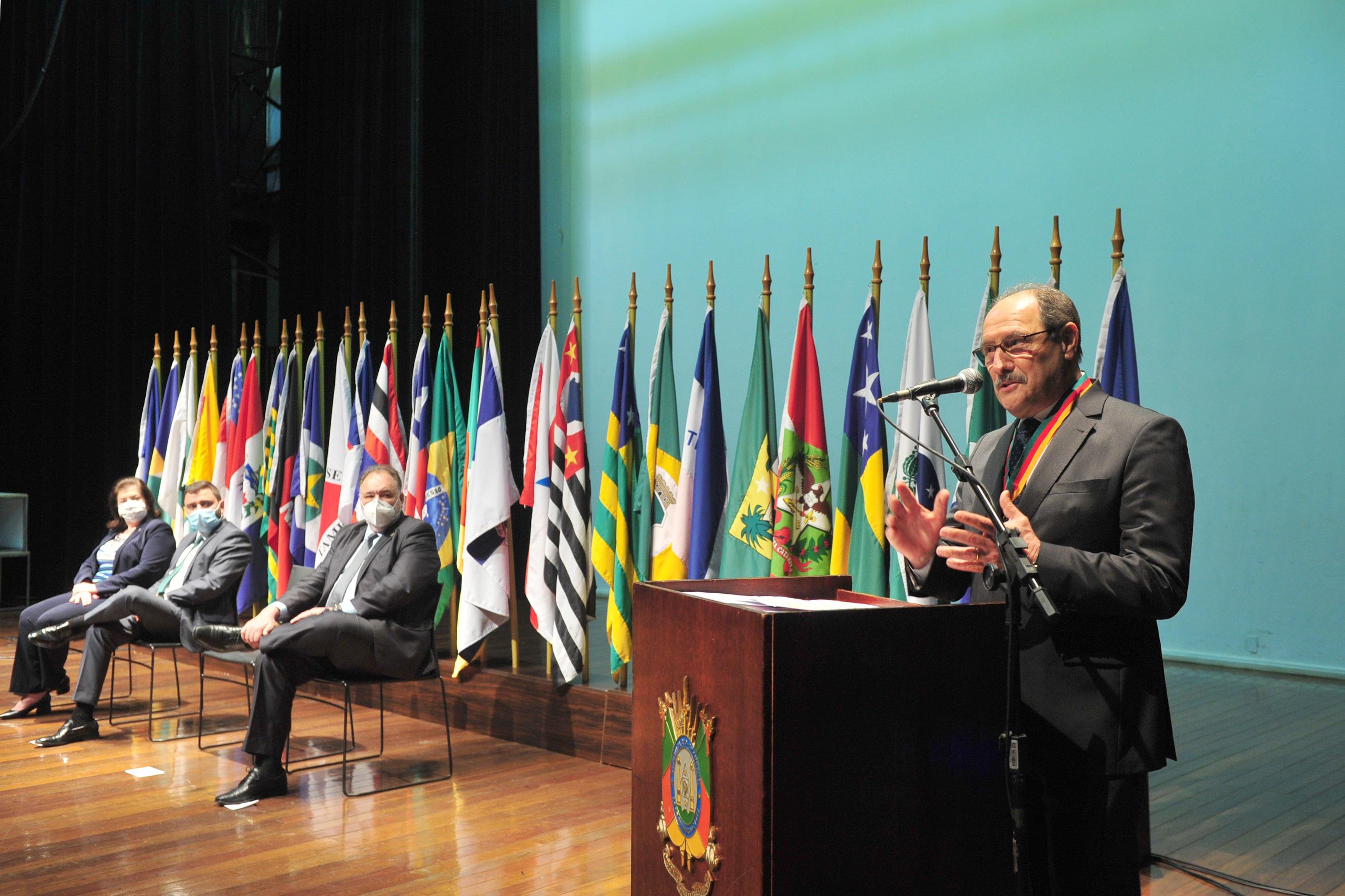 Ex-governador Jos&eacute; Ivo Sartori recebe a Medalha do M&eacute;rito Farroupilha