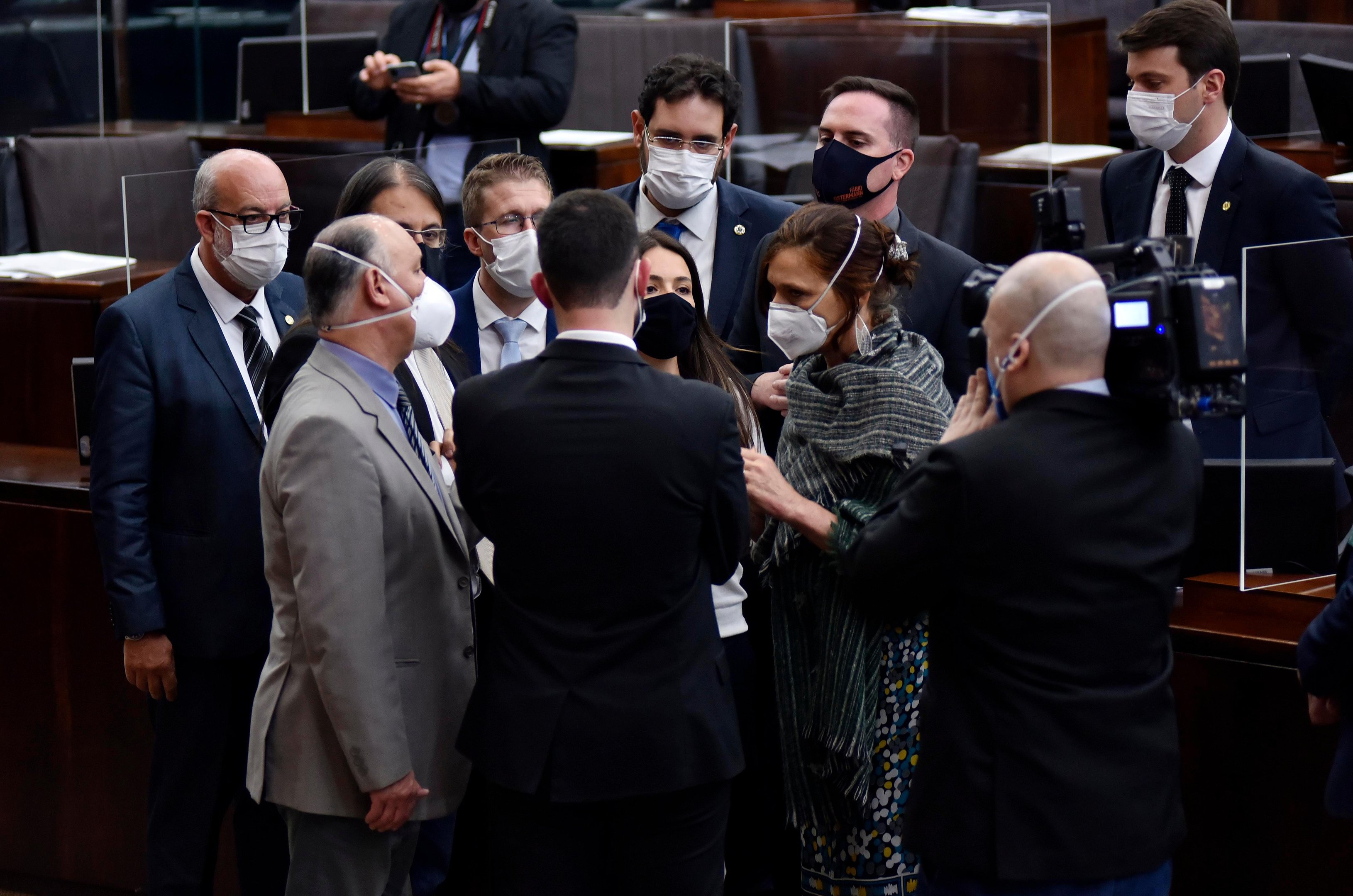 Projetos do governo trancam a pauta e dominam as discuss&otilde;es
