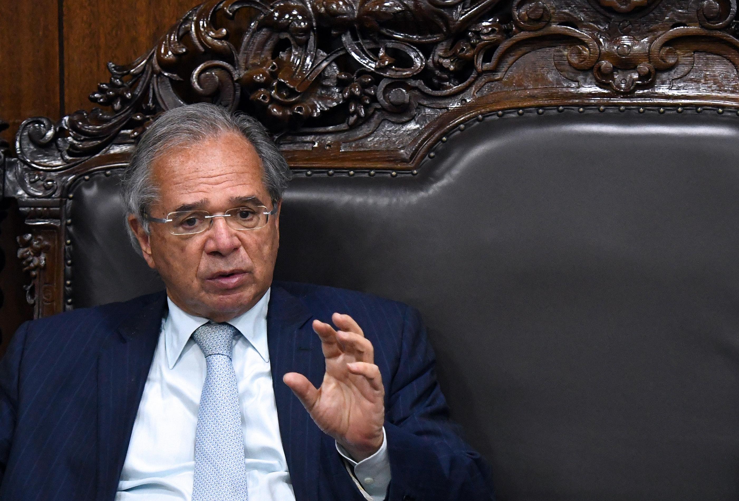 Ministro explicou que o programa ter&aacute; fase de pagamento de R$ 400 tempor&aacute;ria porque n&atilde;o h&aacute; fonte de financiamento