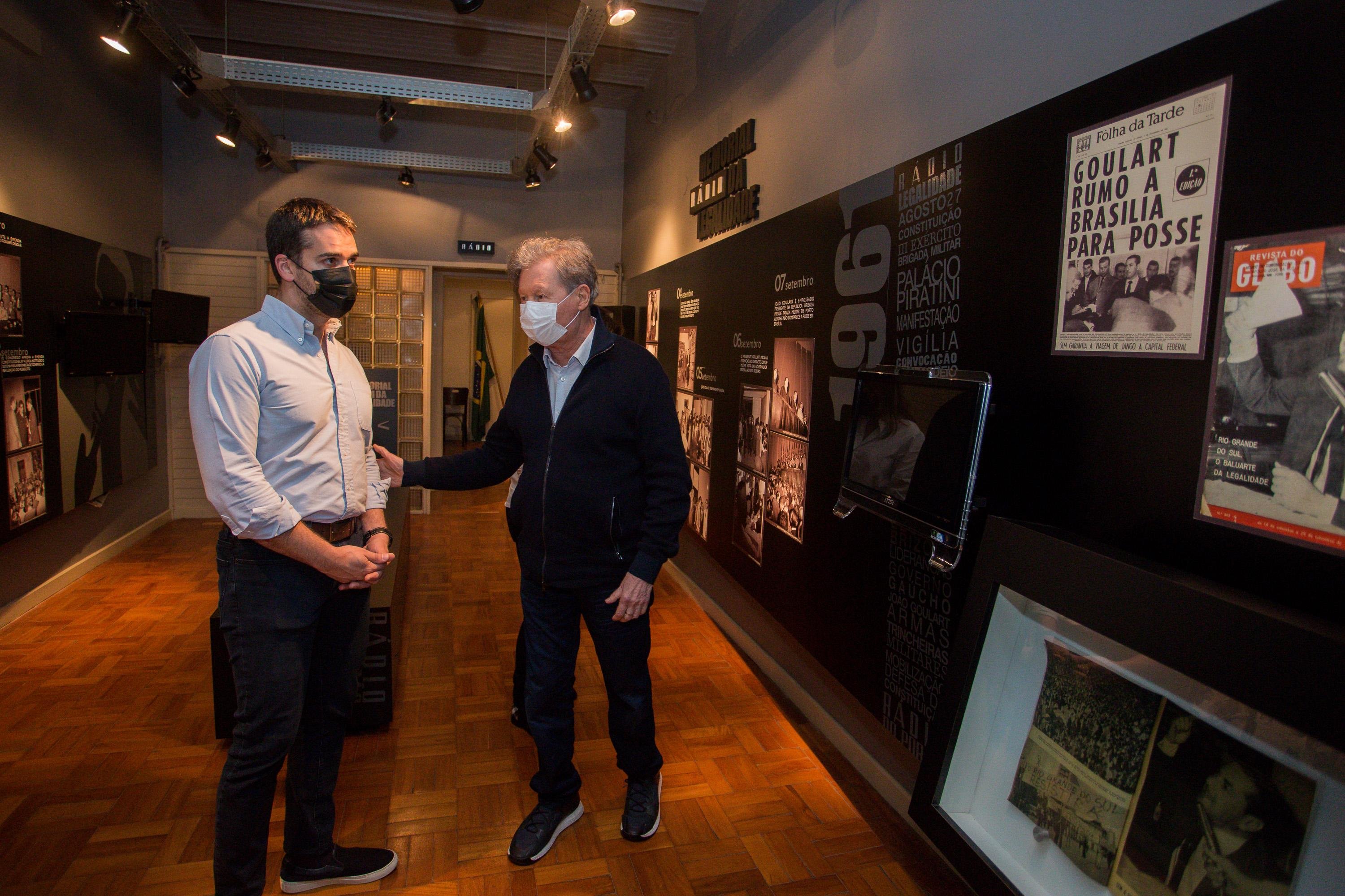 Eduardo Leite e Arthur Virg&iacute;lio no Museu da Legalidade
