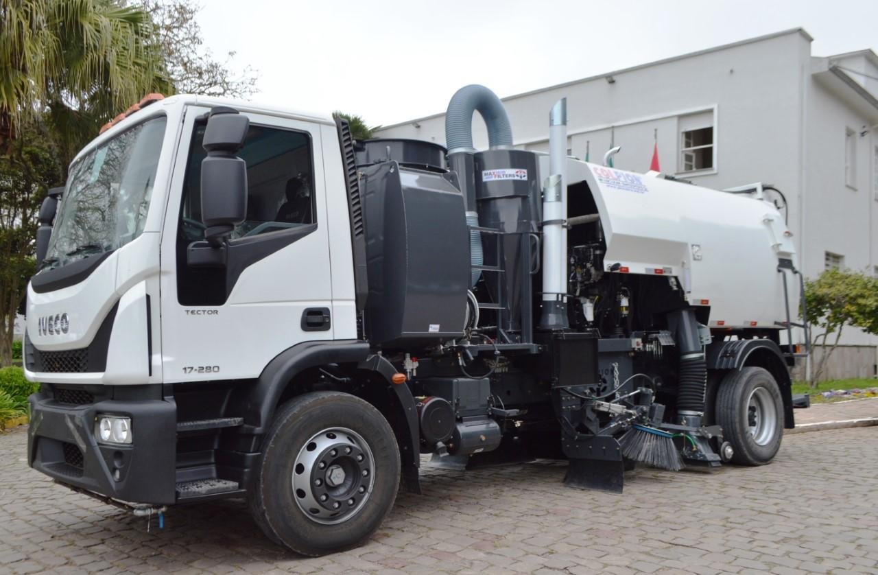 A m&aacute;quina &eacute; equipada com um dep&oacute;sito de capacidade para seis metros c&uacute;bicos