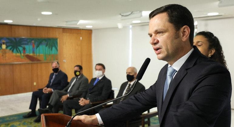 "Isto&Eacute;" publicou capa comparando o presidente a Hitler. Torres fala em poss&iacute;vel crime contra a honra e caso foi para a Pol&iacute;cia Federal