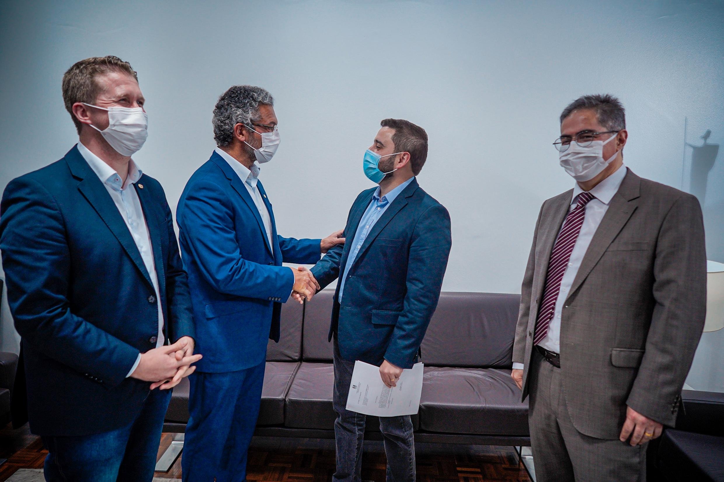 L&iacute;der do governo, Frederico Antunes (PP) entregou o projeto em m&atilde;os ao presidente da Assembleia, Gabriel Souza (MDB)