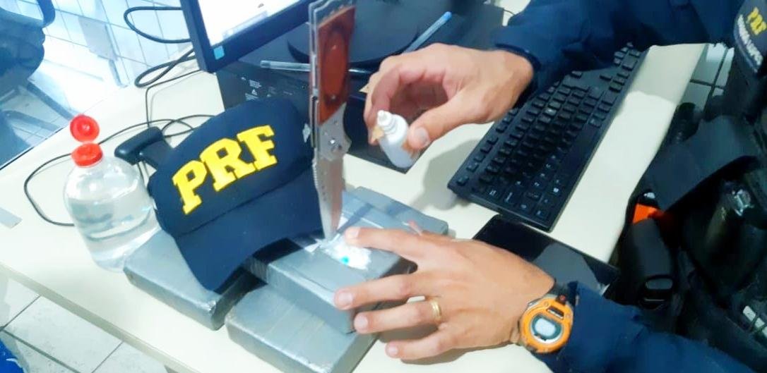 Passageira do carro, uma adolescente levava o entorpecente na mochila