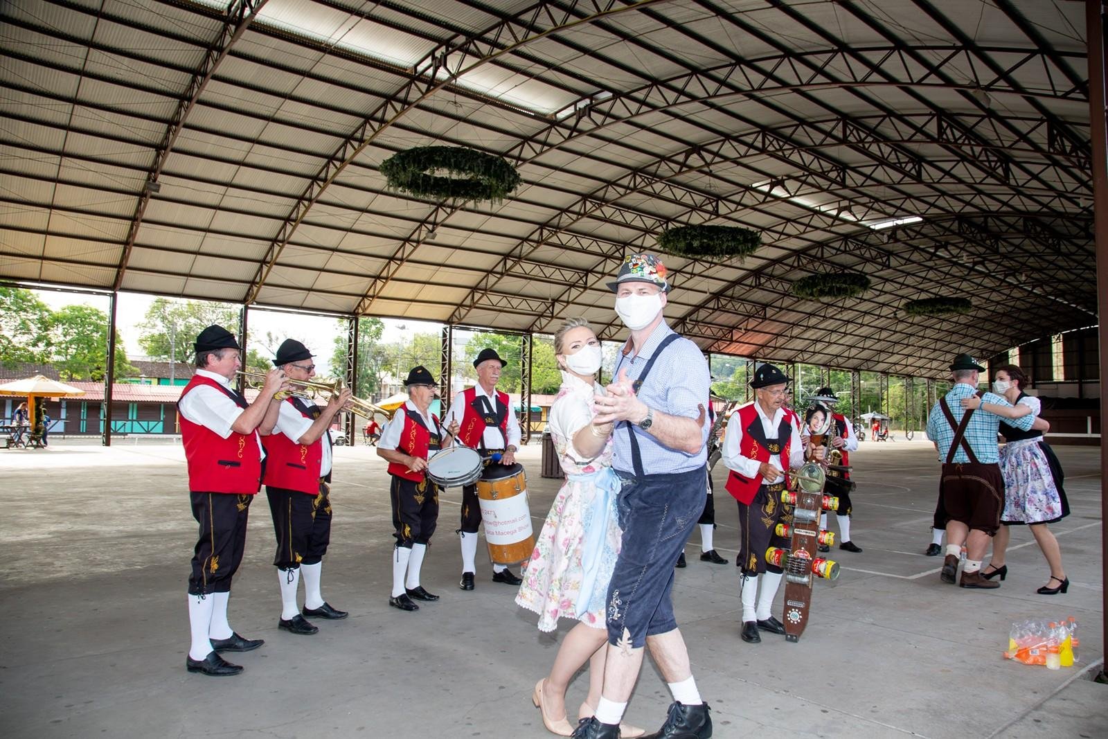 Para marcar os bailes que animam os pavilh&otilde;es, a banda Brilha Som comandar&aacute; uma live especial