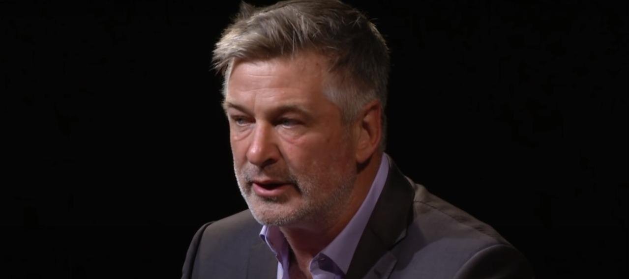 Alec Baldwin disparou arma cenogr&aacute;fica que matou Halyna Hutchins