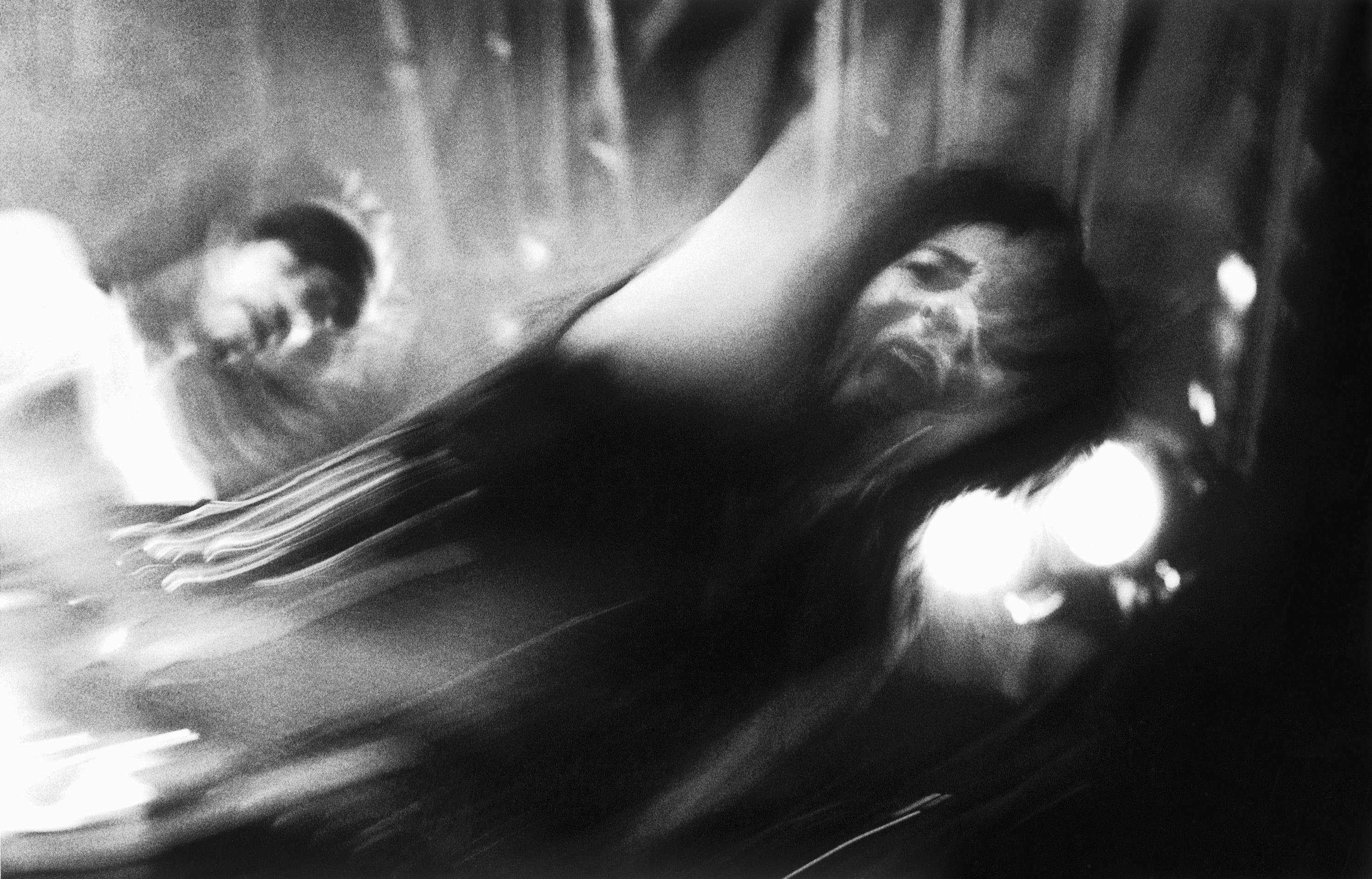 Fredericco Restori, dirige o document&aacute;rio que conta de forma po&eacute;tica e experimental a intensa vida da baixista, cantora e compositora Lory Finocchiaro.