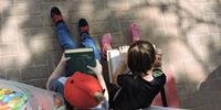 O Projeto Geloteca já entregou 100 geladeiras pintadas e cheias de livros para as comunidades
