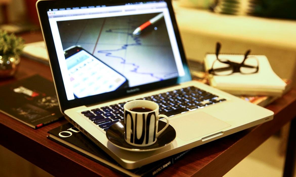 Enquanto nos dias de trabalho presencial, a pessoa precisa de mais tempo entre acordar e chegar ao posto de trabalho, ao ficar em casa &eacute; poss&iacute;vel estender as horas de sono