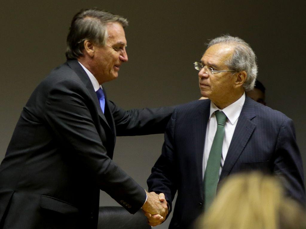 Ministro segue no cargo apesar de sa&iacute;da de membros da equipe