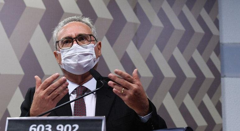 Renan Calheiros afirmou que declara&ccedil;&atilde;o falsa de Bolsonaro sobre HIV tamb&eacute;m &ldquo;agrava situa&ccedil;&atilde;o&rdquo; na CPI