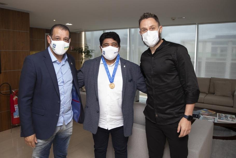Na ponta, treinador, que ficou com o terceiro lugar na Copa do Mundo