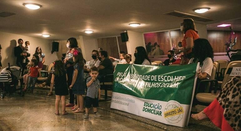 Pais estiveram no plen&aacute;rio da Assembleia Legislativa para pedir a aprova&ccedil;&atilde;o do projeto de lei que regulamenta o ensino domiciliar