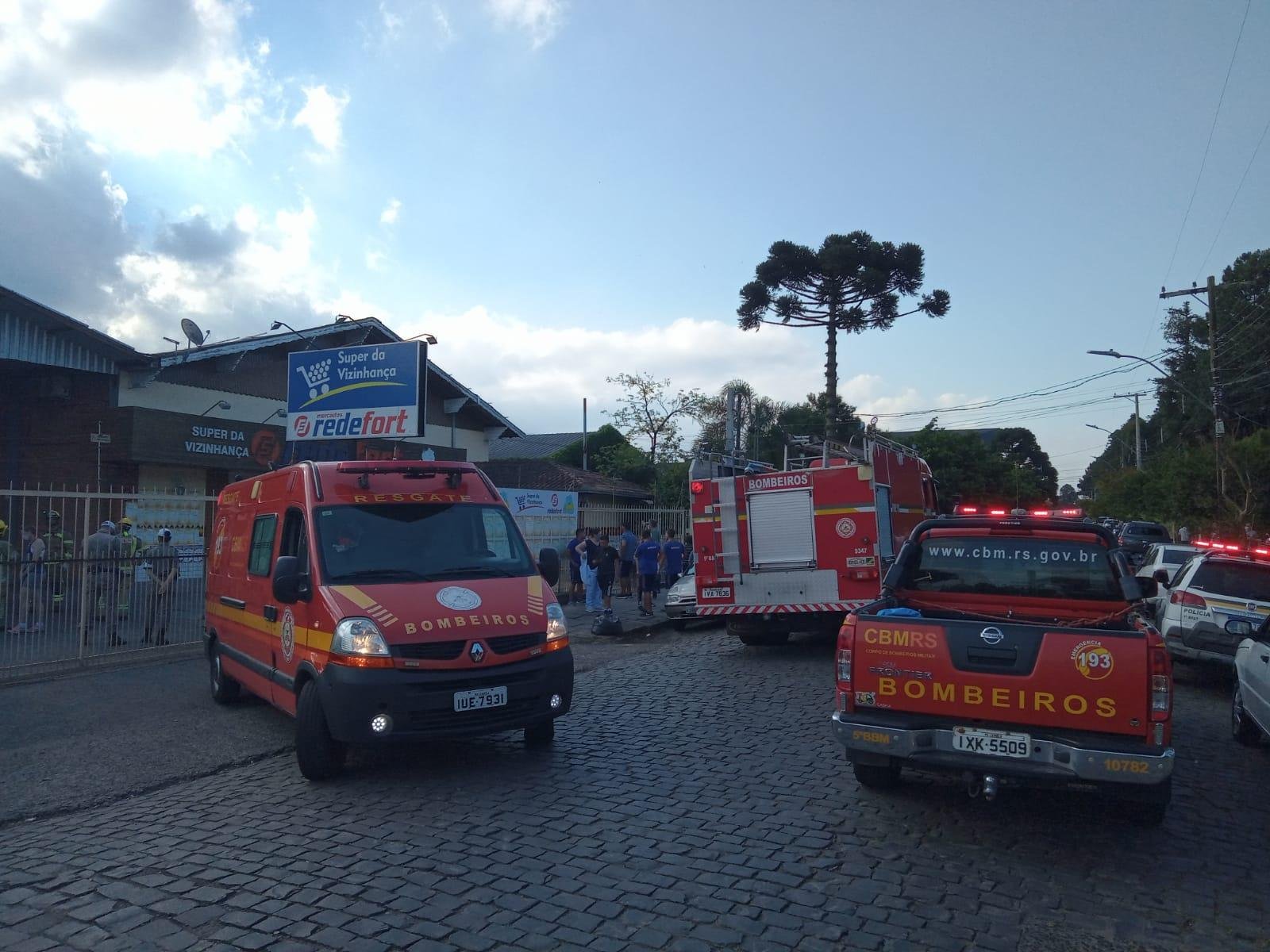 No momento do acidente, haviam clientes e funcion&aacute;rios no interior do estabelecimento, mas ningu&eacute;m ficou ferido
