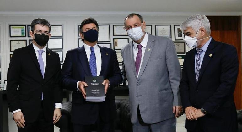Senadores se reuniram com Fux nesta quinta-feira para entrega da c&oacute;pia