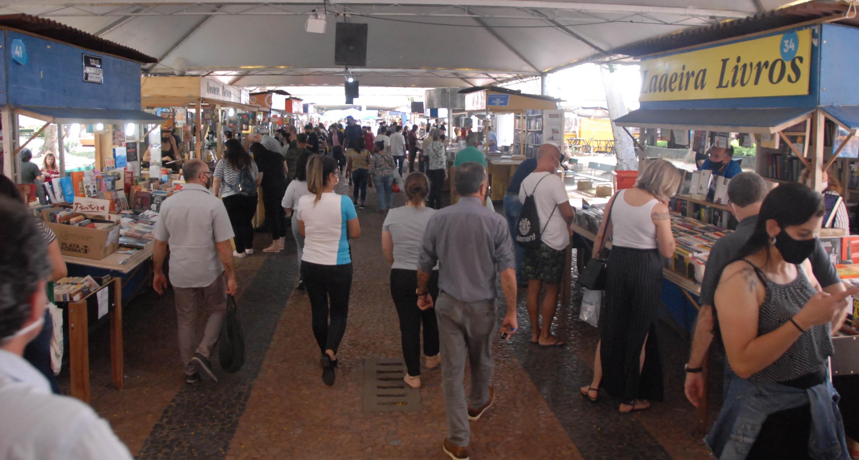 Primeiro dia de Feira do Livro teve uma boa presen&ccedil;a de p&uacute;blico junto &agrave;s 56 bancas montadas na Pra&ccedil;a da Alf&acirc;ndega