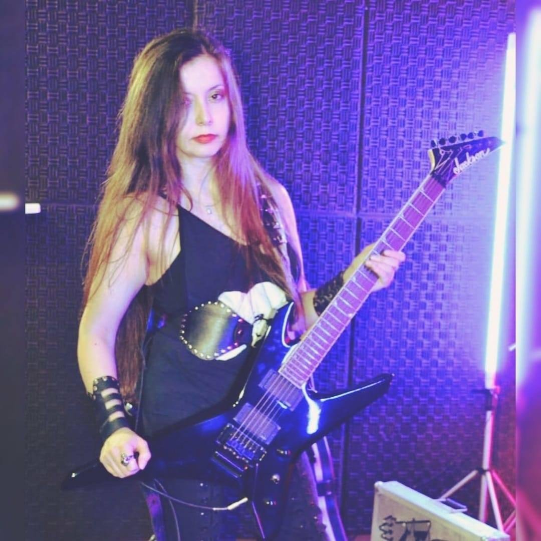 D&eacute;bora &eacute; a guitarrista da banda ga&uacute;cha Losna