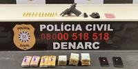 Policiais civis recolheram ainda saco com 120 comprimidos de ecstasy, além de pistola e munição