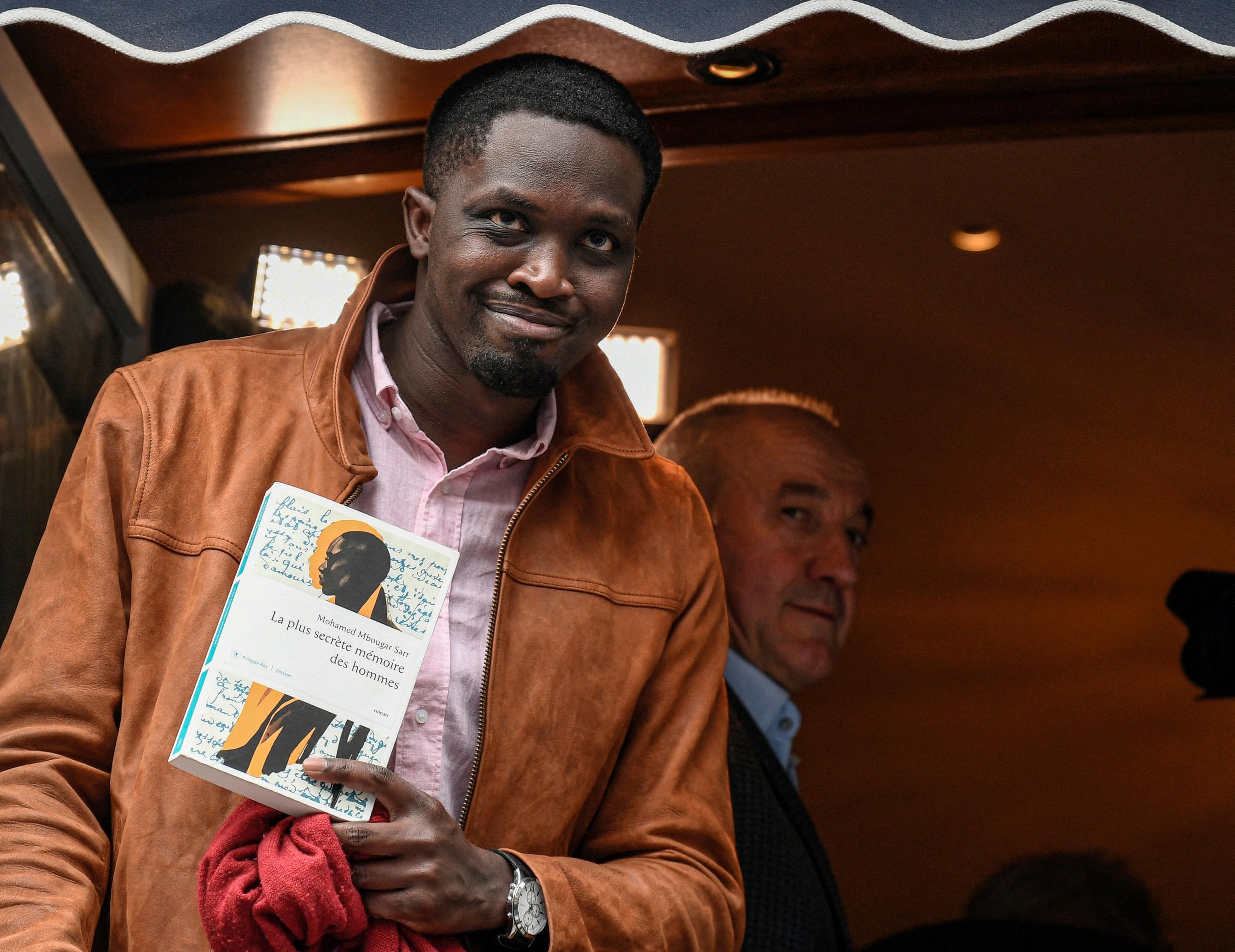 O escritor senegal&ecirc;s Mohamed Mbougar Sarr ganhou o prestigioso pr&ecirc;mio liter&aacute;rio por seu romance "La plus secr&egrave;te m&eacute;moire des hommes"