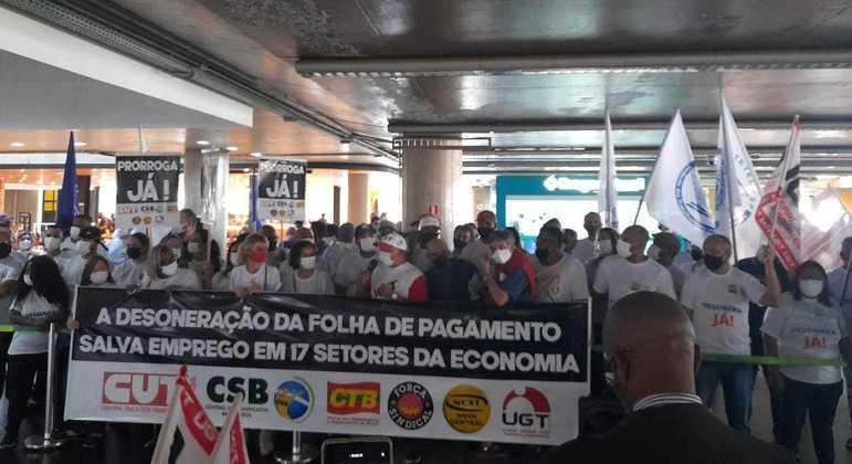 Membros de centrais sindicais fazem ato pela desonera&ccedil;&atilde;o na folha, em Bras&iacute;lia