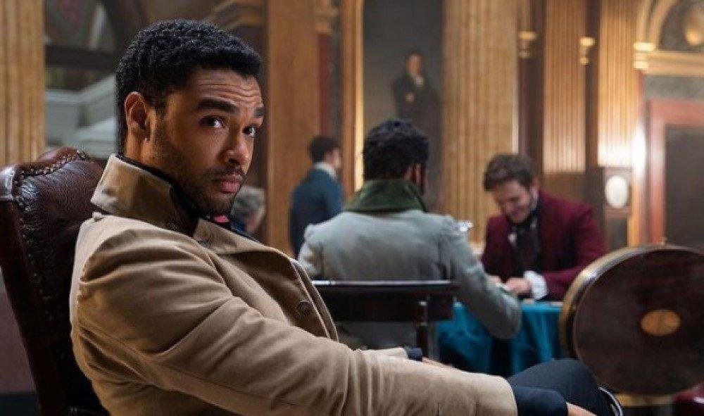 Reg&eacute;-Jean Page encantou o p&uacute;blico com seu personagem na primeira temporada da s&eacute;rie rom&acirc;ntica