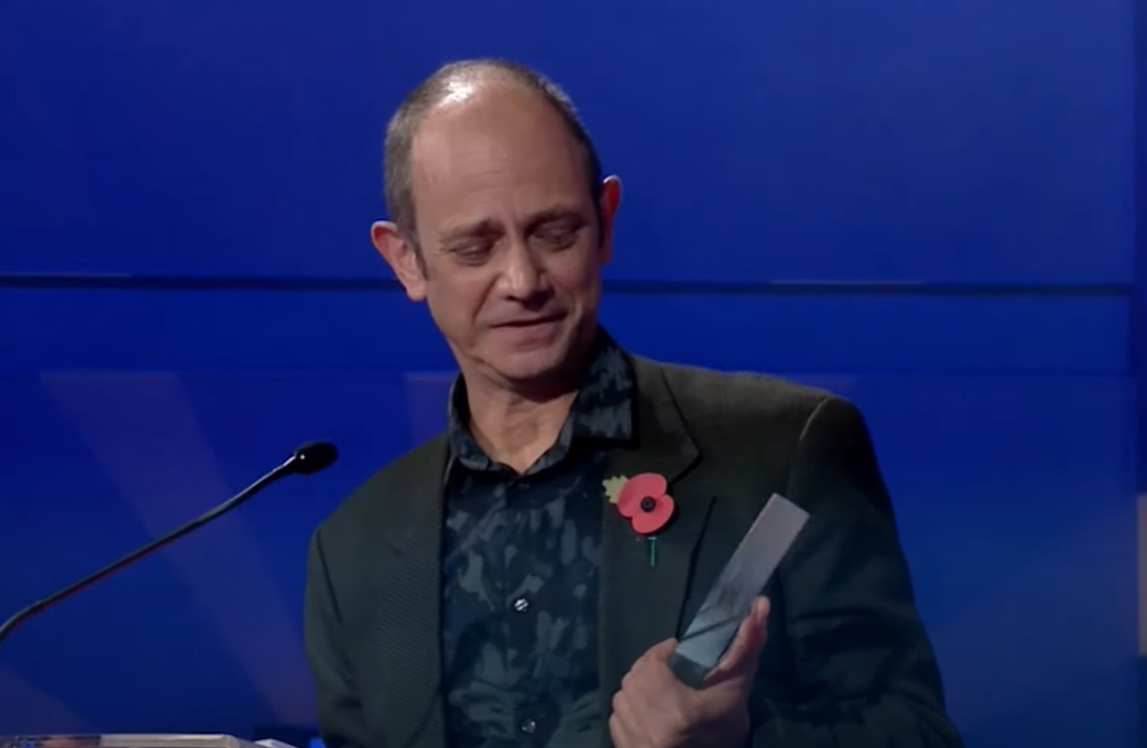 O autor sul-africano Damon Galgut recebeu o prestigioso British Booker Prize nesta quarta-feira (3)