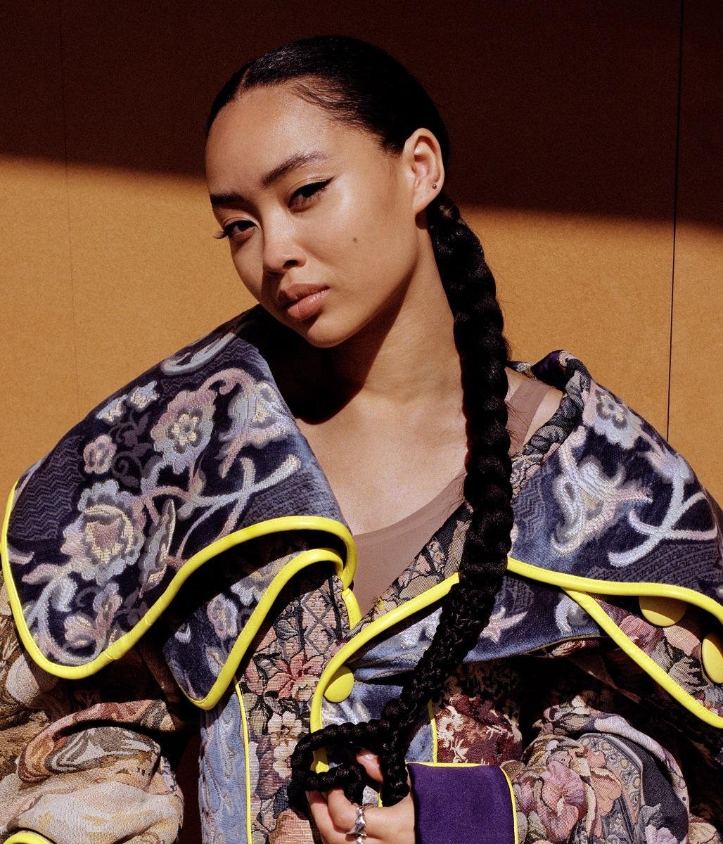 Brit&acirc;nica Griff se apresentar&aacute; nos EMAs pela primeira vez, ap&oacute;s o lan&ccedil;amento de sua primeira mixtape "One Foot in Front of the Other". Ela foi indicada nas categorias "Melhor Artista Push" e "Artista Revela&ccedil;&atilde;o".