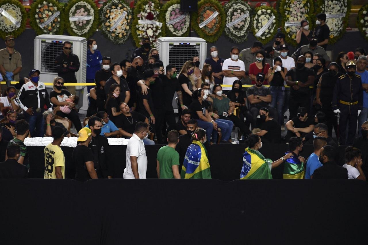 Familiares, amigos e f&atilde;s se despedem de Mar&iacute;lia Mendon&ccedil;a