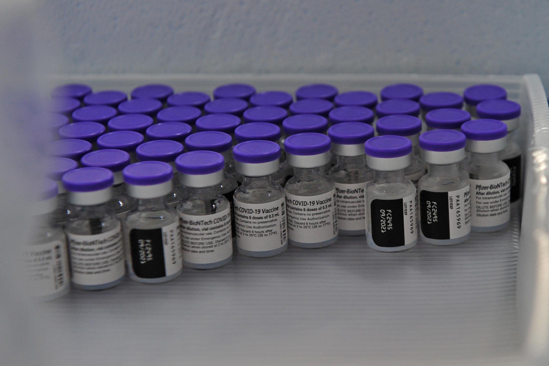 Chegou neste domingo ao Brasil um lote com 1,12 milh&atilde;o de doses da vacina da Pfizer